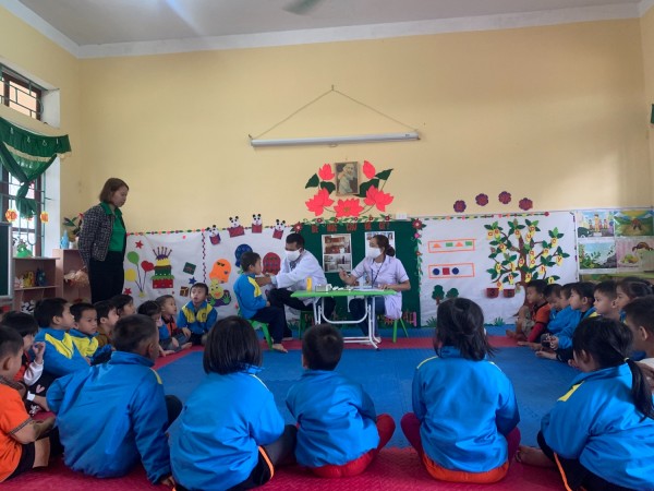 TRƯỜNG MẦM NON ĐỨC DŨNG PHỐI HỢP VỚI TRẠM Y TẾ TỔ CHỨC KHÁM SỨC KHỎE LẦN I CHO TRẺ