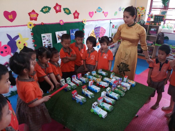 Cô và trẻ đã tạo ra những chiếc ô tô rất xinh xắn