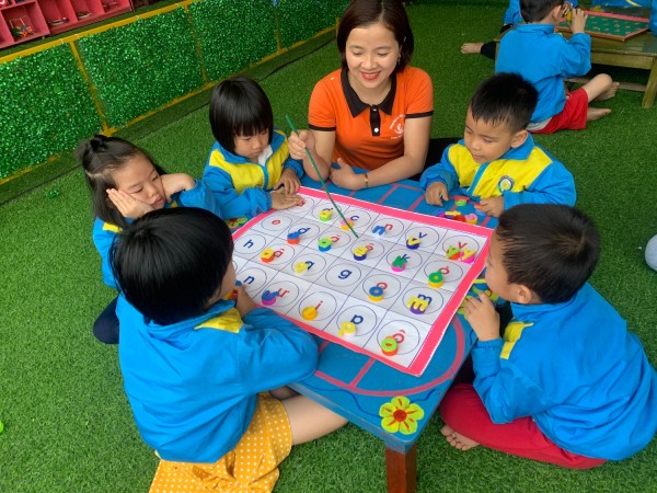 Cô và trẻ đang vui tìm chữ ❤️❤️❤️