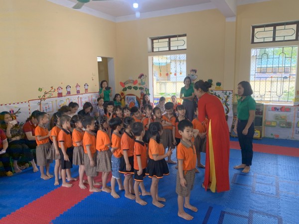 Cô và cháu lớp MG Lớn A