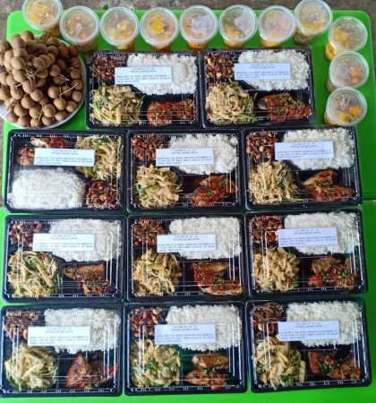 Những suất cơm ấm áp nghĩa tình