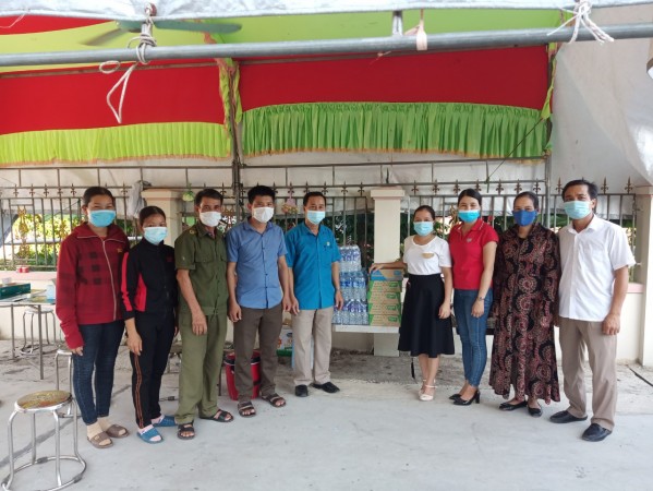 Nhà trường và Công đoàn MN Đức Dũng - TH Đức Dũng động viên anh chị em làm nhiệm vụ