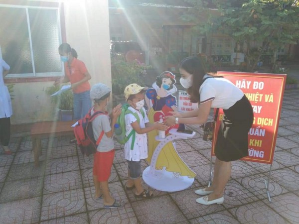 Cô và cháu cùng thực hiện tốt công tác phòng chống dịch