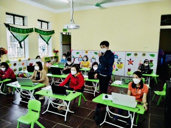 Thầy giáo Đoàn Thanh Hải vừa hướng dẫn vừa để các giáo viên tự thực hành