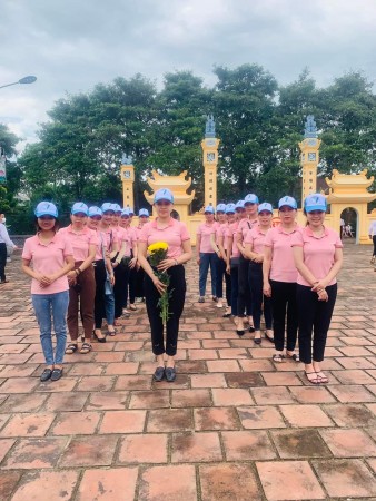 HĐSP nhà trường đến dâng hương tại Nhà thờ Đình nguyên Tiến sĩ Phan Đình Phùng