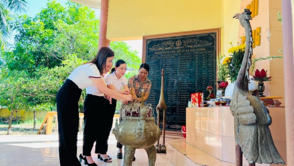 Tập thể cán bộ, giáo viên, nhân viên dâng hương tại Nhà bia tưởng niệm các anh hùng liệt sỹ xã An Dũng