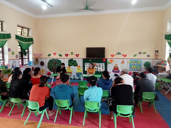 Các bậc phụ huynh tham gia họp đông và nghiêm túc