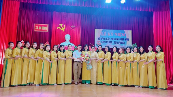 Tập thể cán bộ, giáo viên, nhân viên chụp hình lưu niệm cùng cán bộ xã nhà