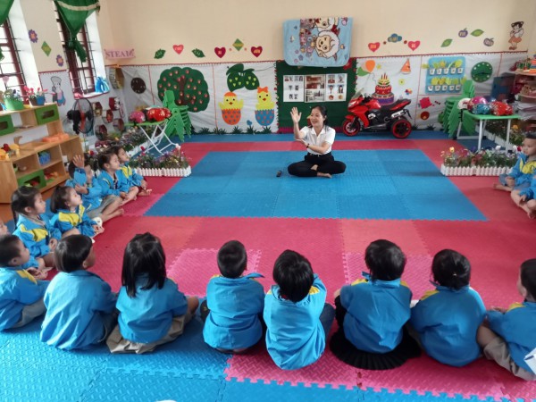 Các cháu 4 tuổi B rất hứng thú với tiết dạy "An toàn khi ngồi trên xe máy"