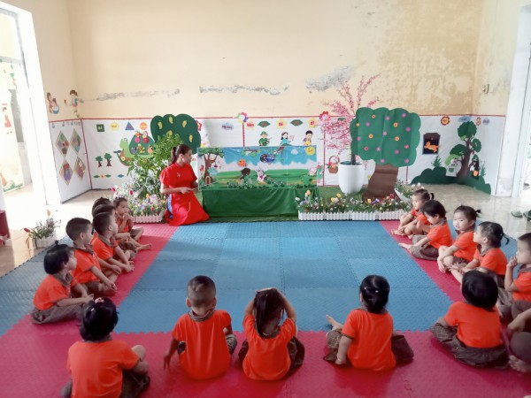 Các con ngồi rất ngoan và hứng thú khi nghe cô kể chuyện