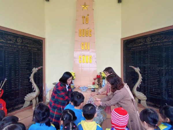 Cô cháu trường MN Đức Dũng dâng hương tại nhà bia tưởng niệm
