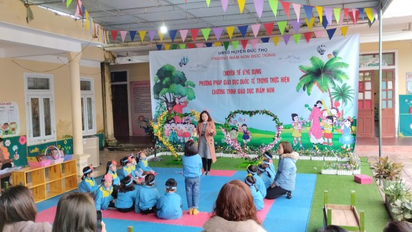 Cô cháu khám phá "Âm thanh từ chiếc chuông gió"