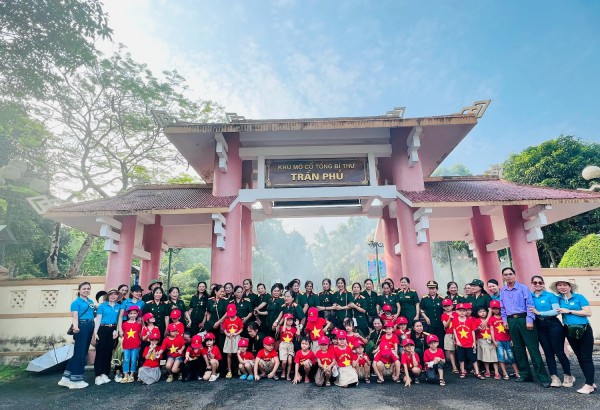 Các con được chụp hình tại khu mộ tổng bí thư Trần Phú cùng các ông bà cựu chiến binh và các cô giáo thật là thích ❤️❤️❤️