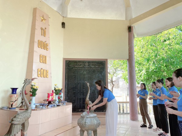 Tập thể CB, GV, NV dâng hương, dâng hoa tưởng nhớ tới các anh hùng đã hy sinh tại nhà bia tưởng niệm xã nhà ❤️❤️❤️