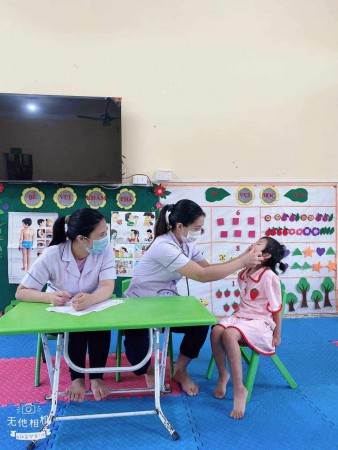 Các con ngồi rất ngoan và vui vẻ khi được các bác sỹ khám sức khỏe cho mình