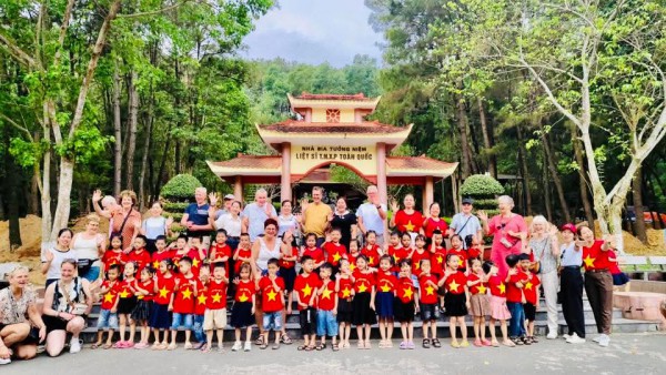 Cô cháu chụp hình lưu niệm với du khách nước ngoài ❤️❤️❤️