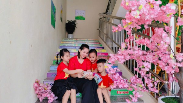 Cô cùng các tem 5 tuổi B hưởng ứng Tuần lễ đọc sách năm 2025