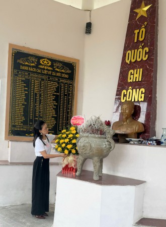 Đồng chí Trần Thị Lâm Hoa - Hiệu trưởng nhà trường thành kính dâng hoa, tưởng niệm các Anh hùng liệt sĩ – bày tỏ lòng biết ơn sâu sắc đối với những người đã hy sinh vì độc lập, tự do của Tổ quốc.