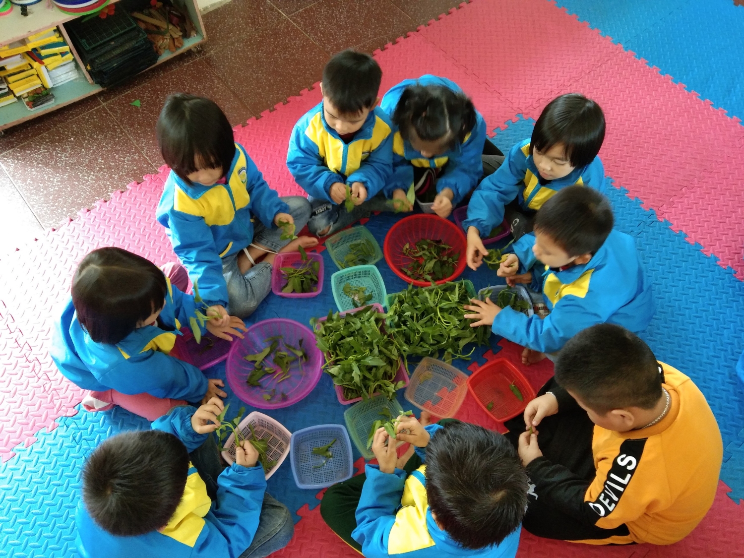 Các cháu đang hăng hái tham gia hoạt động