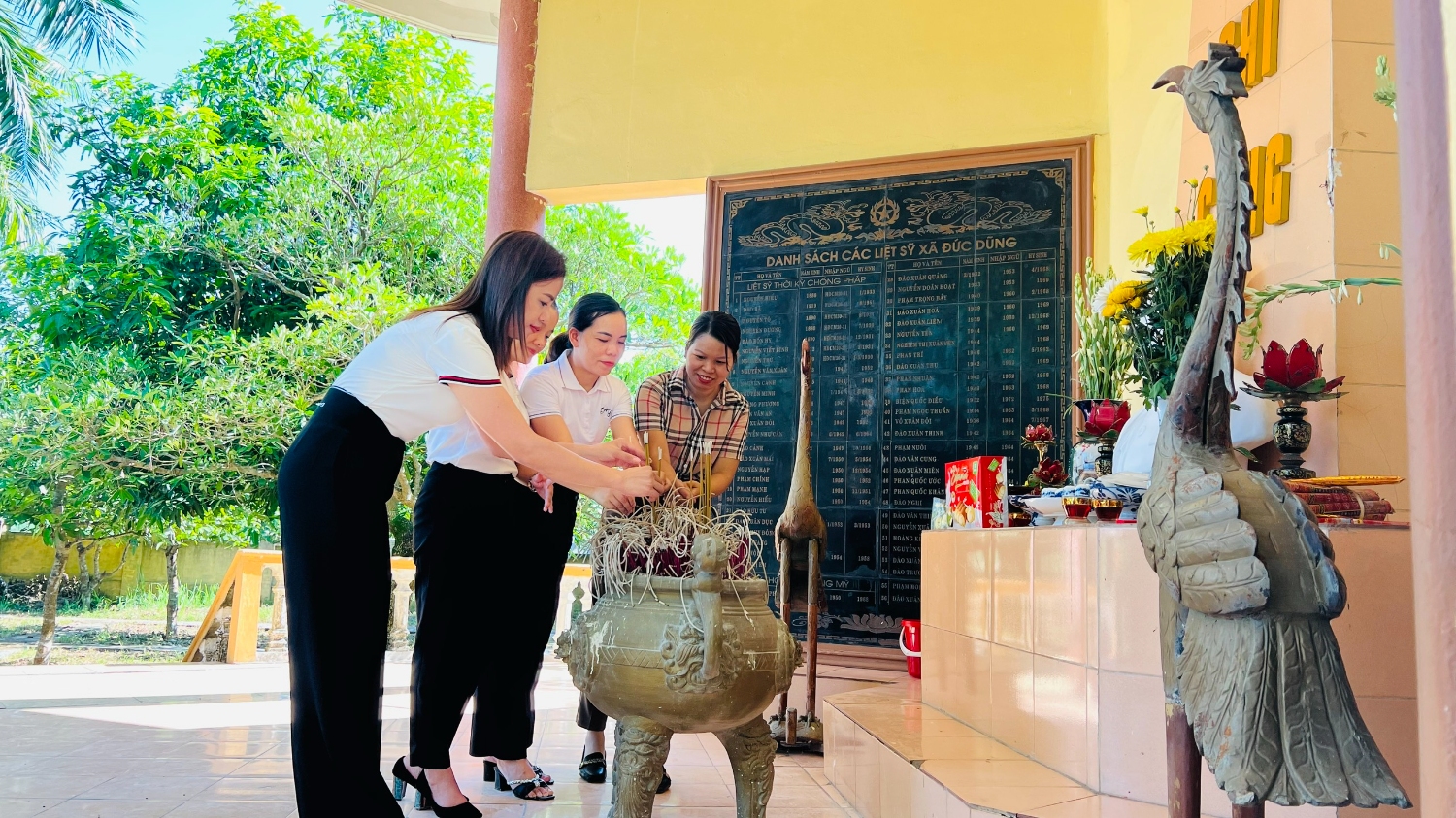 Tập thể cán bộ, giáo viên, nhân viên dâng hương tại Nhà bia tưởng niệm các anh hùng liệt sỹ xã An Dũng