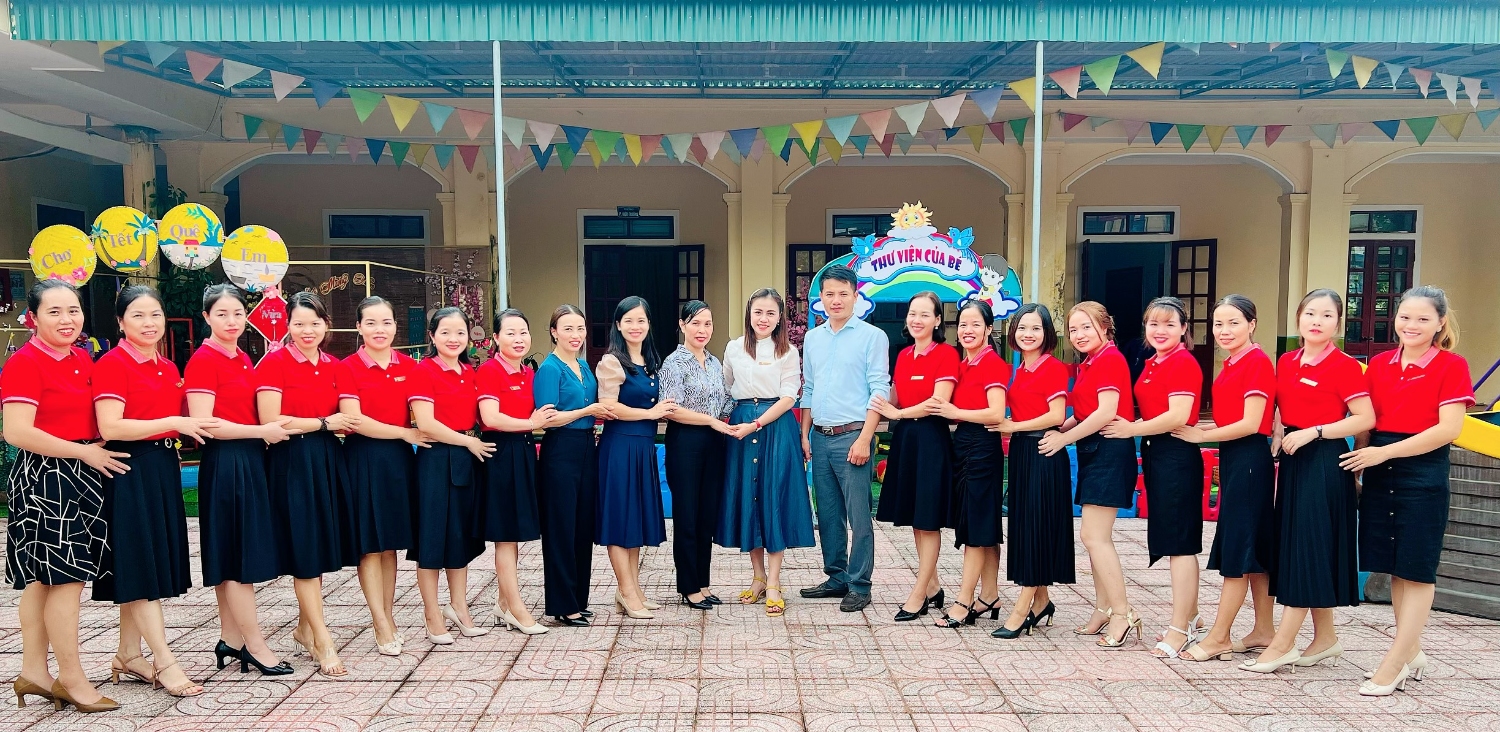 Tập thể HĐSP nhà trường cùng với các quý vị đại biểu về tham dự Hội nghị