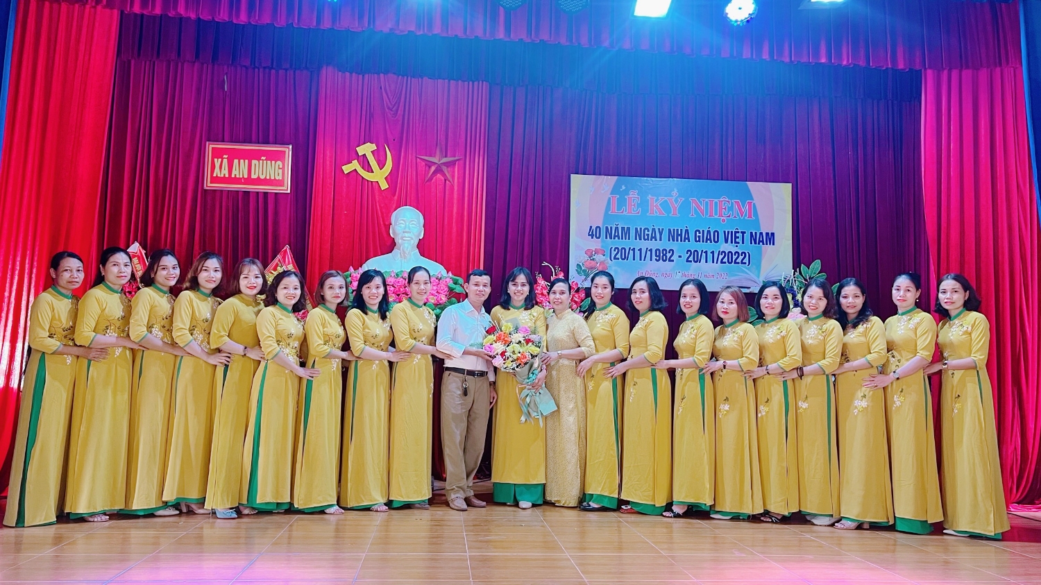 Tập thể cán bộ, giáo viên, nhân viên chụp hình lưu niệm cùng cán bộ xã nhà