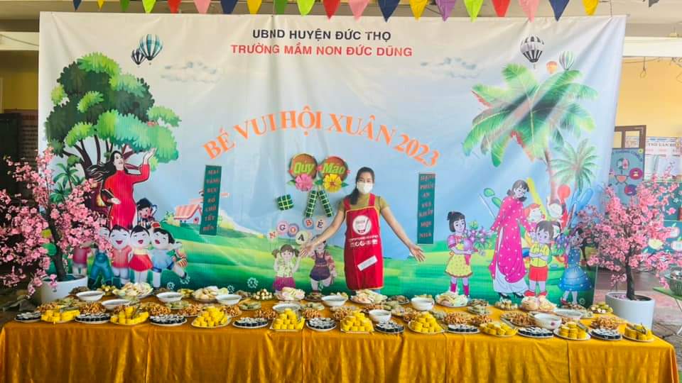 Cô và các con trong bữa tiệc buffet