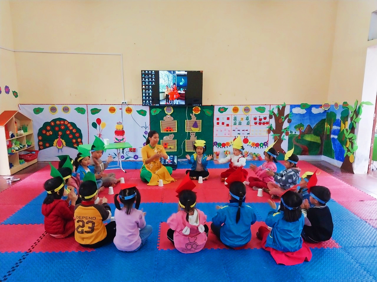 Cô và trẻ hứng thú khi tham gia vào hoạt động