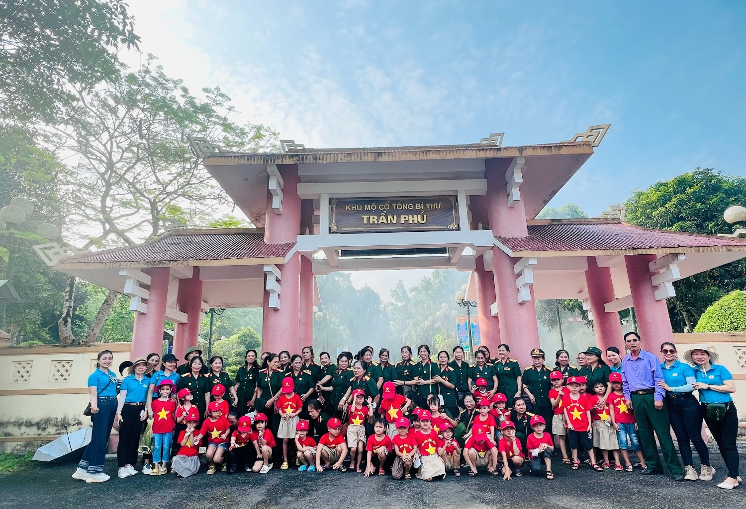 Các con được chụp hình tại khu mộ tổng bí thư Trần Phú cùng các ông bà cựu chiến binh và các cô giáo thật là thích ❤️❤️❤️