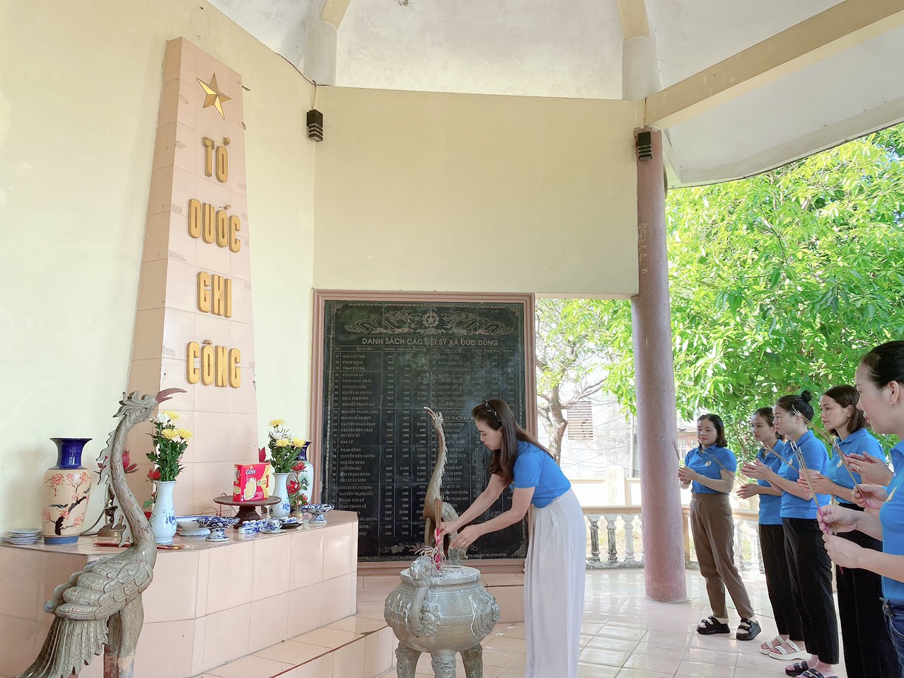 Tập thể CB, GV, NV dâng hương, dâng hoa tưởng nhớ tới các anh hùng đã hy sinh tại nhà bia tưởng niệm xã nhà ❤️❤️❤️