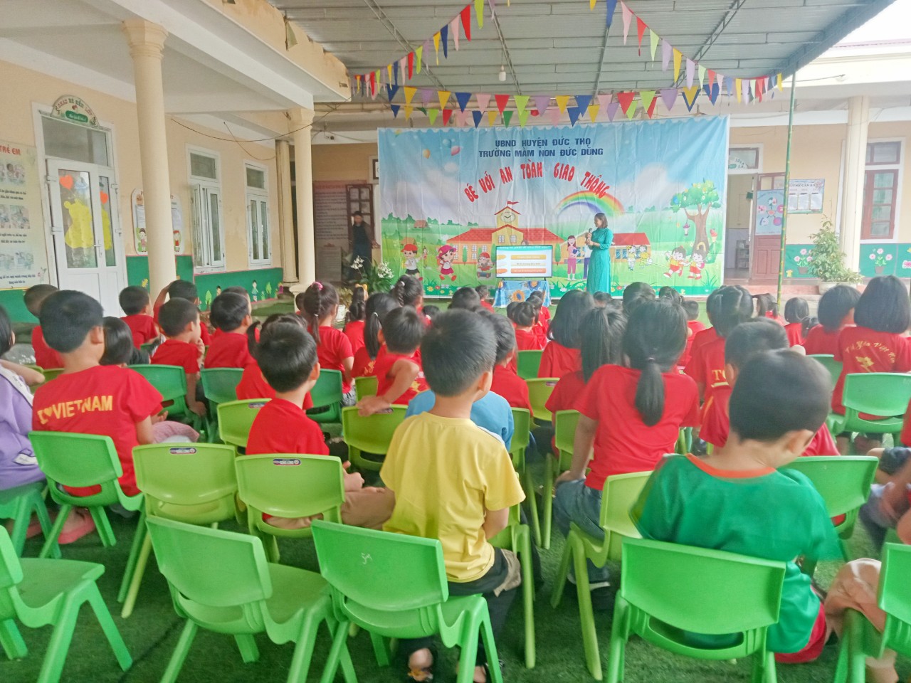 Các cháu tham gia chương trình Bé với An toàn giao thông thật là bổ ích