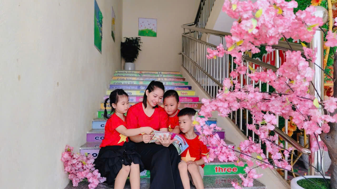 Cô cùng các tem 5 tuổi B hưởng ứng Tuần lễ đọc sách năm 2025