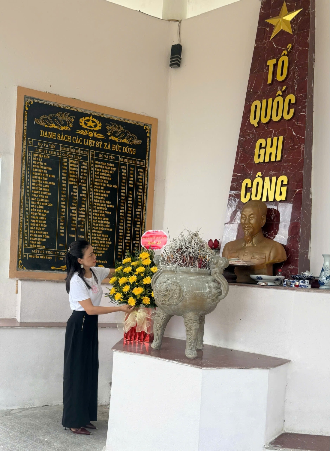 Đồng chí Trần Thị Lâm Hoa - Hiệu trưởng nhà trường thành kính dâng hoa, tưởng niệm các Anh hùng liệt sĩ – bày tỏ lòng biết ơn sâu sắc đối với những người đã hy sinh vì độc lập, tự do của Tổ quốc.