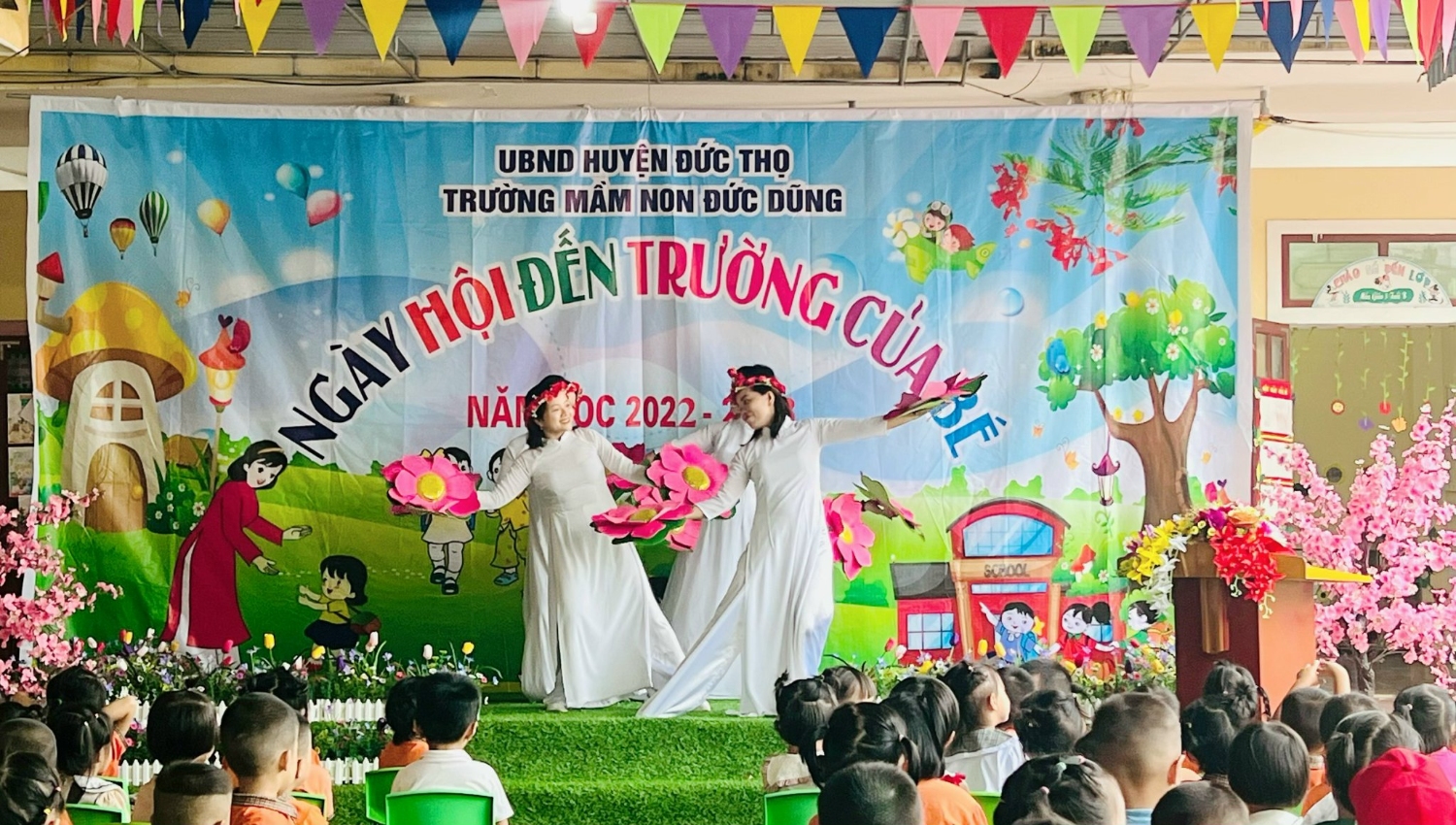 ảnh biểu diễn văn nghệ đón chào năm học mới